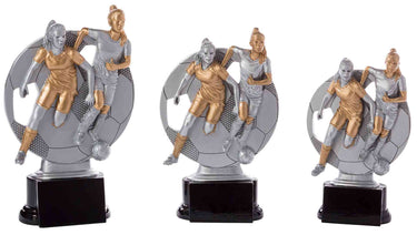 Drei 3-er Serien Fußball Frauen 160 mm - 200 mm PK739174-72-3 zeigen zwei Fußballerinnen, die um den Ball kämpfen. Die Spielerinnen und der Fußball sind in Silber- und Goldfarben gegossen und auf schwarzen Sockeln montiert – eine perfekte Auszeichnung oder ein perfektes Geschenk für jeden Fußballfan.